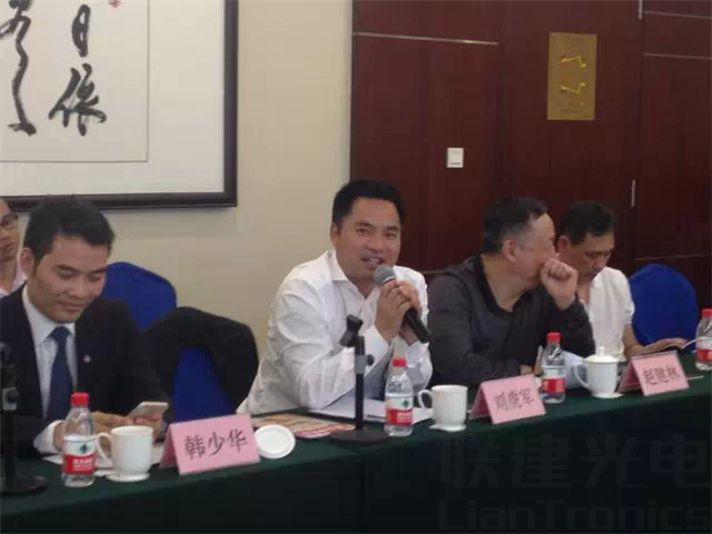 张新建与联建光电董事长刘虎军在北京友谊宾馆正式签署战略合作协议